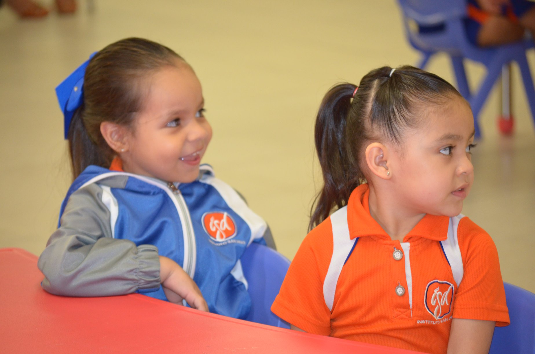 Dos alumnas de preescolar del Instituto San Diego sentadas a la mesa durante una clase