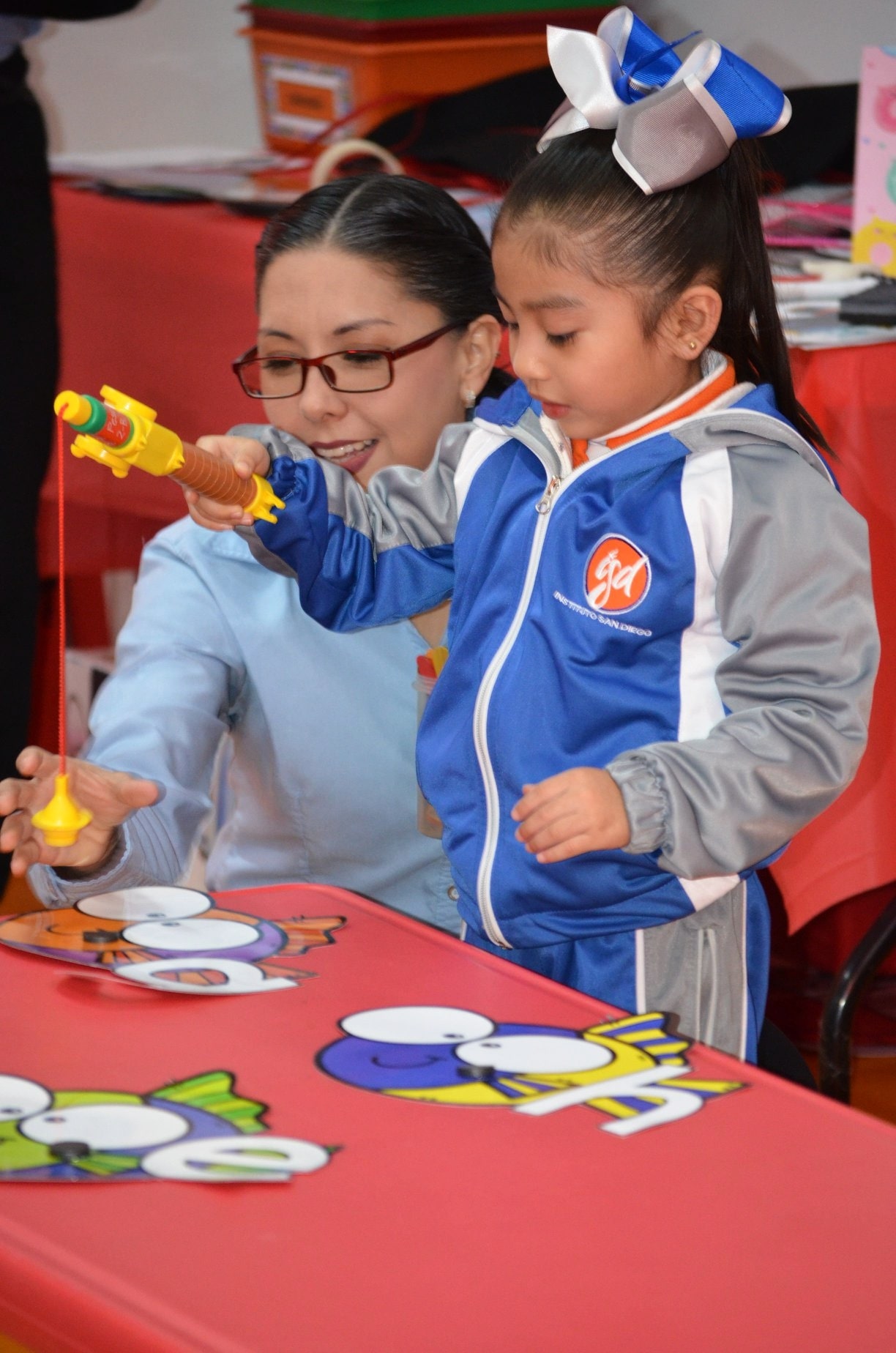 Maestra y alumna de preescolar durante una actividad en el aula