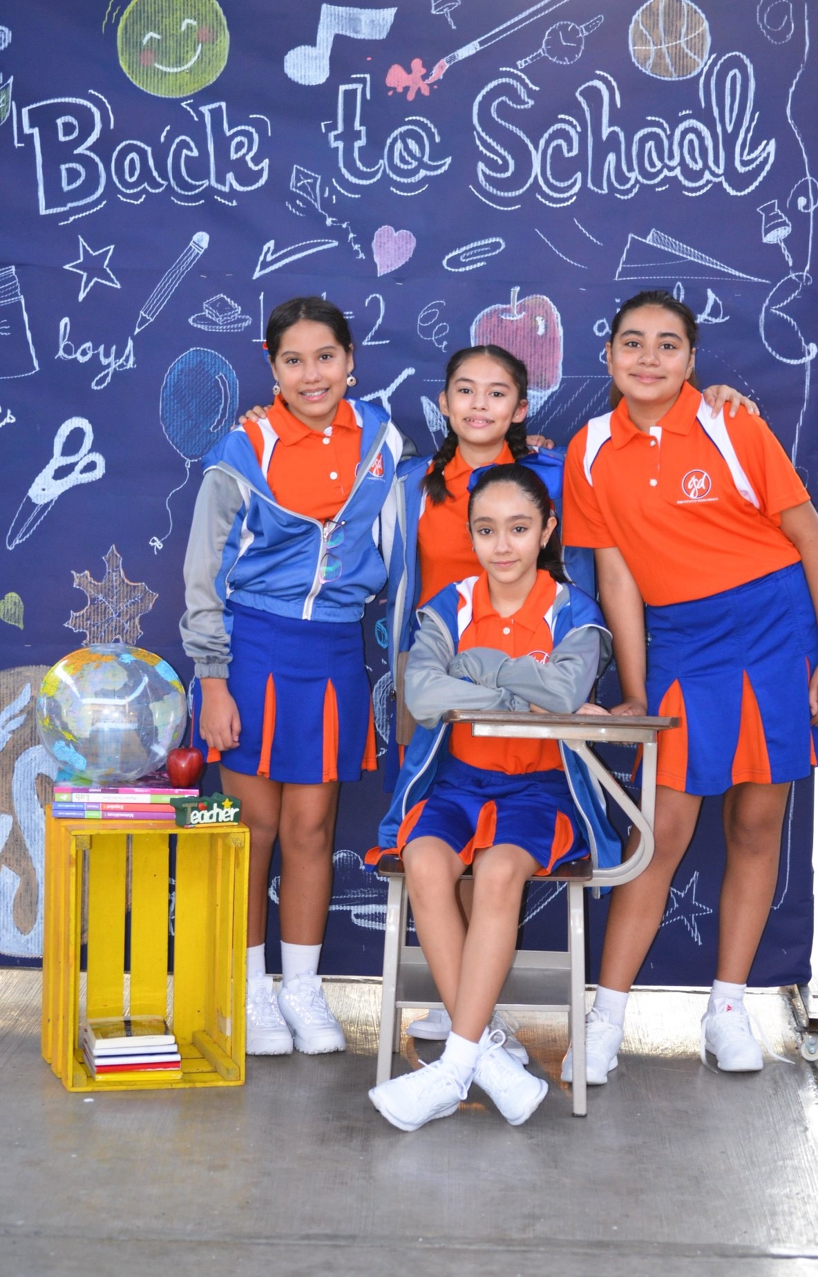Alumnas con el uniforme del Instituto San Diego